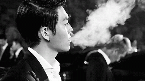 Kim Woo-bin røyker sigarett (eller hasj)
