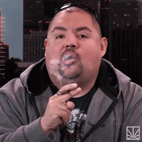Gabriel Iglesias raucht einer Zigarette (oder Cannabis)
