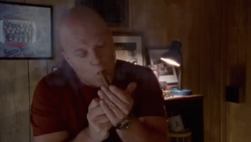Michael Chiklis röker en cigarett (eller weed)
