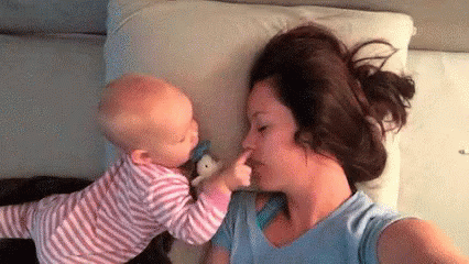Travieso GIF - Travieso Baby Mommy - Discover & Share GIFs