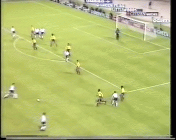 Higuita haciendo una parada de escorpión