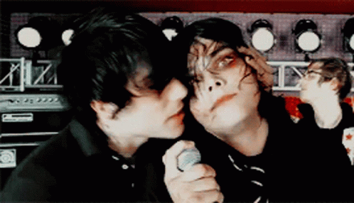 Frank Iero Gerard Way Kiss GIFs | Tenor