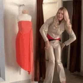 Too Small White Chicks GIF - TooSmall WhiteChicks ItDoesntFit GIFs