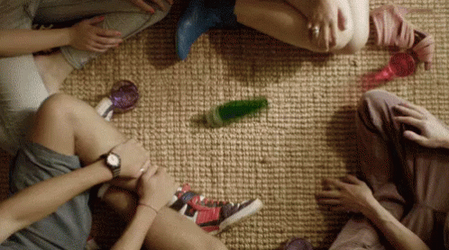 Jugando A La Botella GIF - Botella JuegoDeLaBotella Reto ...