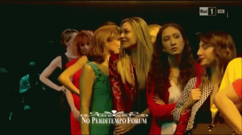 Paola Cortellesi Waiting In Line GIF - PaolaCortellesi WaitingInLine LongLine GIFs