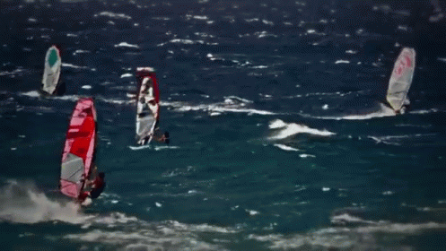 Deportistas practicando filigranas de windsurf