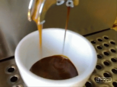 espresso coule dans une tasse