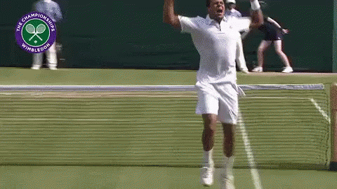 Rafa Nadal celebrando un punto durante un partido de tenis en Wimbledon