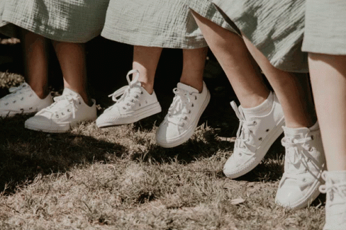 White Shoes Feet GIF - WhiteShoes Feet Kicking - Descubre & Comparte GIFs