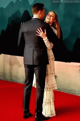 Tom Hiddleston Kiss Gifs Tenor