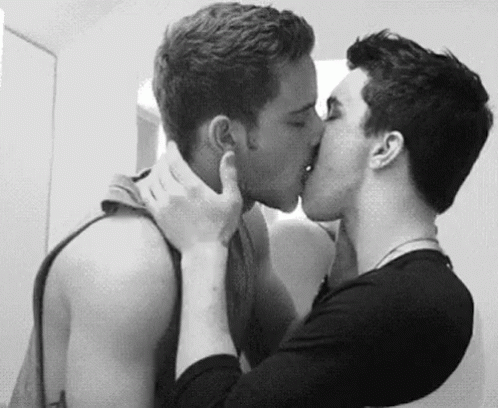 Risultato immagini per kiss gay gif
