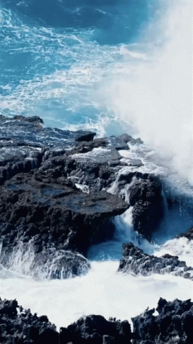 huge ocean waves gif