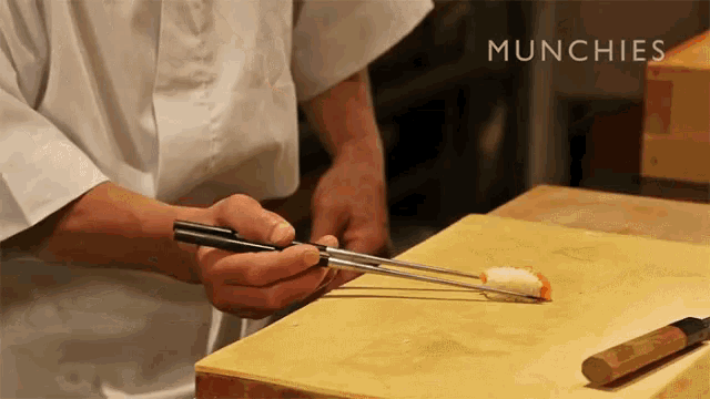Selain menggunakan sumpit, ada baiknya menyantap sushi dengan tangan