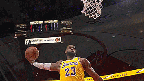 Lebron James jugando un partido con los LA Lakers haciendo un mate