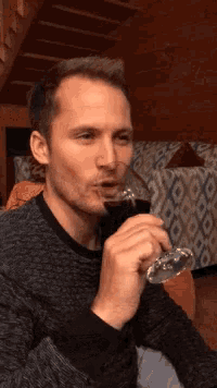 Hombre tomando vino
