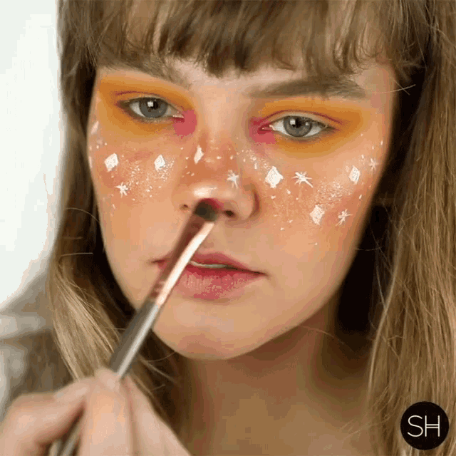 makeup guru with freckles no mackup on