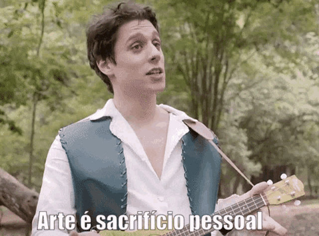 a man playing an ukulele with the words arte e sacrificio pessoal written below him