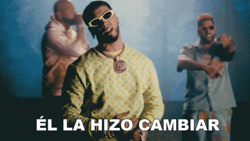 a man wearing sunglasses and a yellow shirt with the words el la hizo cambiar in white letters