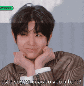 a man with his hands on his face and the words " este soy yo cuando veo a fer "