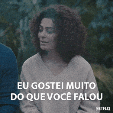 a woman in a sweater says eu gostei muito do que voce falou