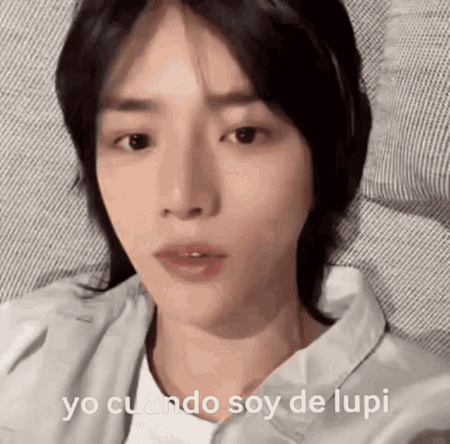 a close up of a person laying on a bed with the words `` yo cuando soy de lupi '' written on it .