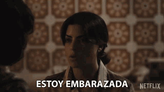 a woman is talking to another woman and the words estoy embarazada are above her