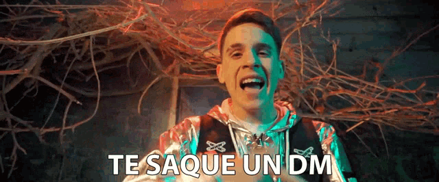 a man in a metallic jacket says te saque un dm in spanish