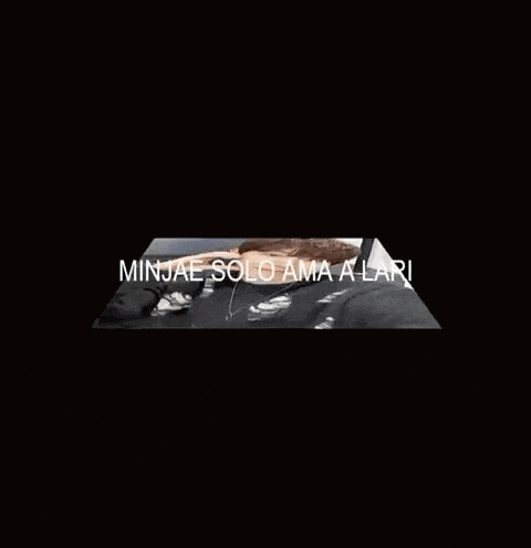 a close up of a person 's face with the words `` minjae solo ama a lari '' on it .