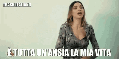 a woman is making a funny face and saying `` e tutta un 'ansia la mia vita ''