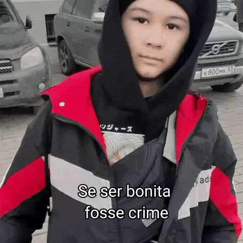 a young man wearing a hooded jacket and a black hat says se ser bonita fosse crime .