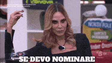a woman says se devo nominare while wearing a microphone