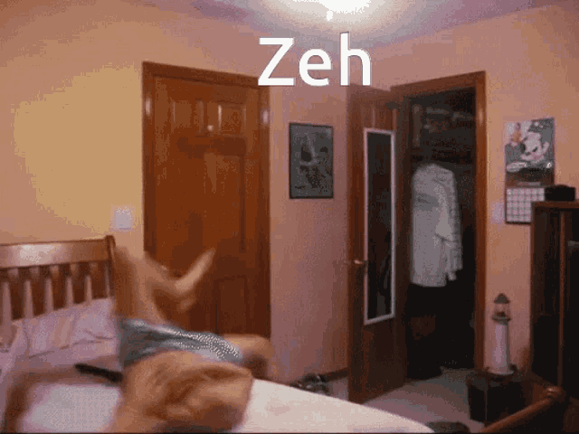 a picture of a bedroom with the word zeh on it