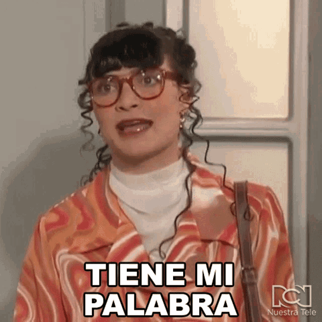 a woman with curly hair and glasses says " tiene mi palabra "
