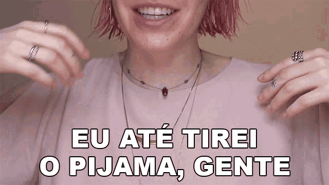 a woman with pink hair says eu ate tirei o pijama