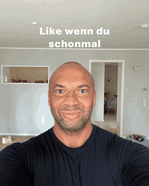 a man taking a selfie with the words like wenn du schonmal below him