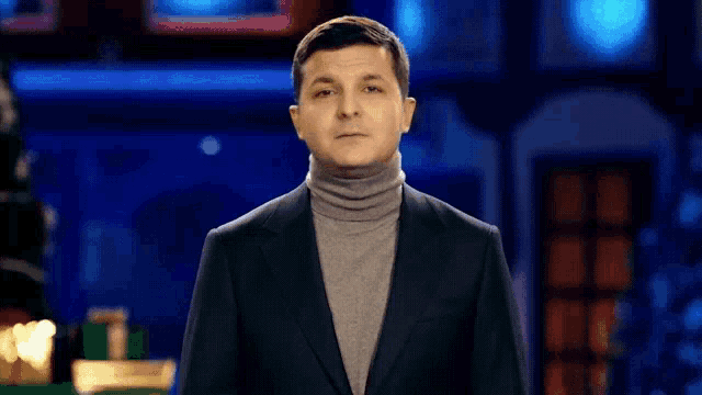 a man in a suit and turtleneck says kto ia ?
