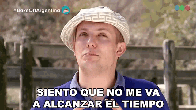 a man wearing a hat says siento que no me va alcanzar el tiempo