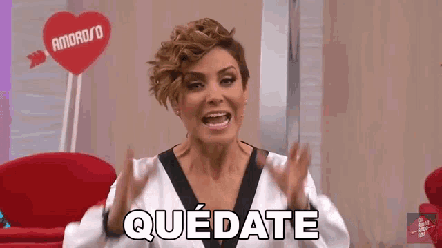 a woman with braces on her teeth says quedate in spanish
