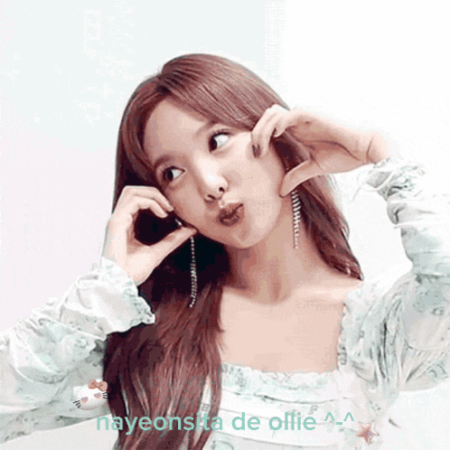a woman making a funny face with the name nayeonsita de offie written below her
