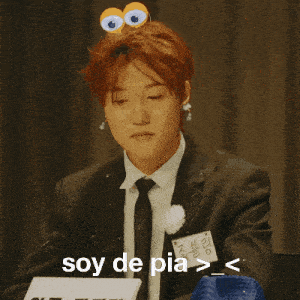 a man in a suit and tie says soy de pia >