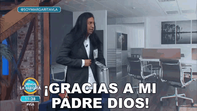 a man in a suit says gracias a mi padre dios on a tv screen