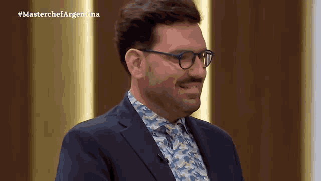 a man wearing glasses and a suit is on a television show called master chef argentina