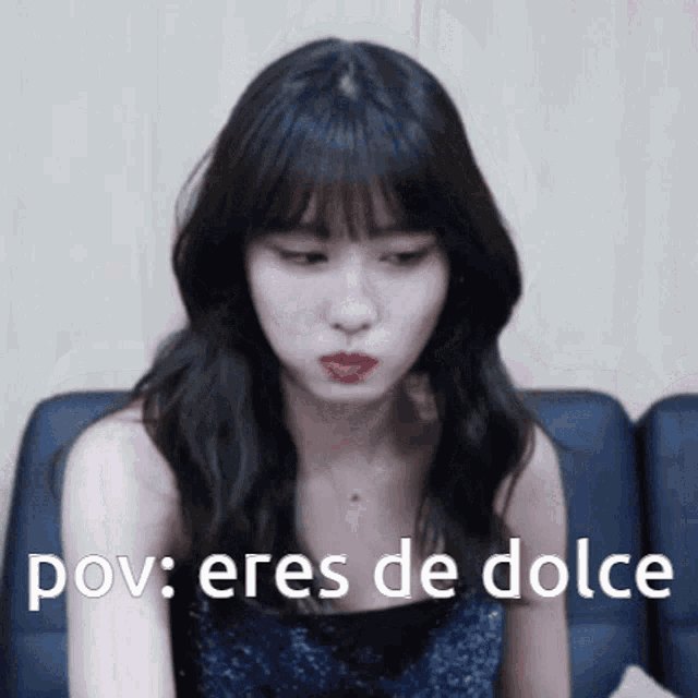 a woman is sitting on a couch with a caption that says pov eres de dolce