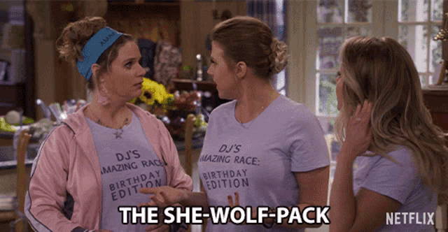 The She Wold Pack Awoo GIF - The She Wold Pack Awoo Jodie Sweetin GIFs