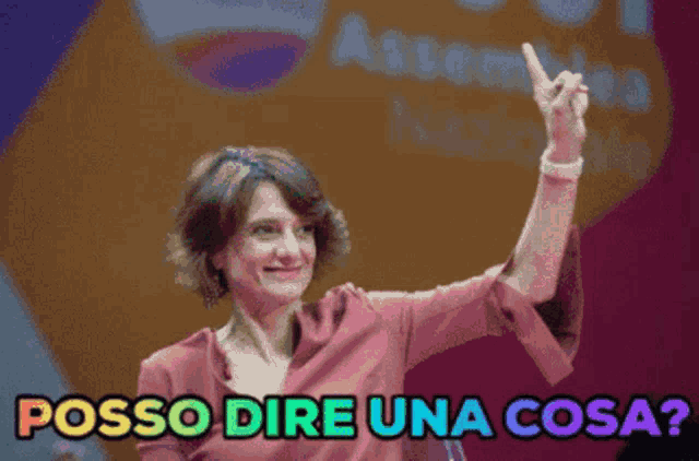 a woman is pointing up with the words posso dire una cosa on the bottom