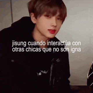 ji sung cuando interactua con otras chicas que no son igna written on a black background