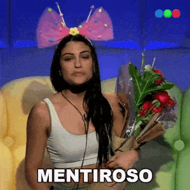 a woman with a pink bow on her head holds a bouquet of flowers and says " mentiroso " on the bottom