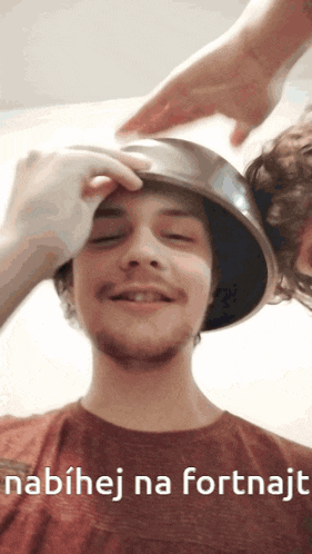 a man wearing a bowl on his head with the words nabihej na fortnajt above him