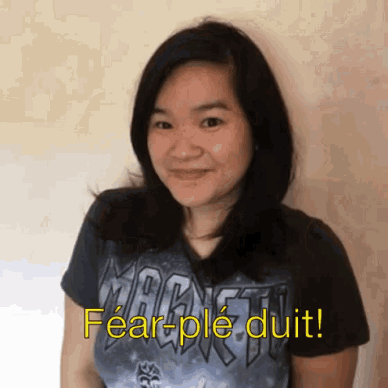 a woman wearing a shirt that says fear ple duit on it