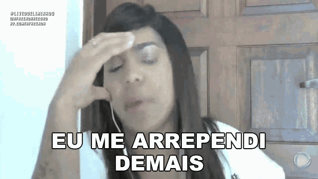 a woman holds her hand to her forehead with the words eu me arrependi demais below her